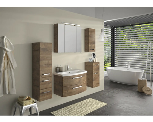 Salle de bains avec meuble sous-lavabo, armoire de toilette, armoire haute et baignoire