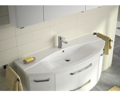 Salle de bain avec meuble sous-lavabo, robinetterie et porte-serviettes