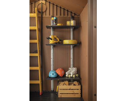 Système d''étagères avec outils, casques et patins à roulettes dans une remise de jardin.