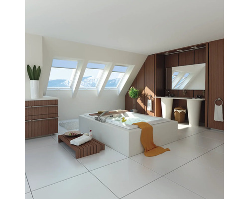 Helles Badezimmer mit Dachfenstern, Badewanne und Waschtischen