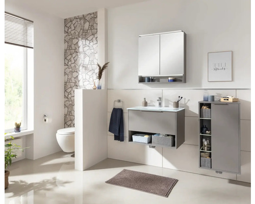 Salle de bains moderne avec meuble-lavabo, armoire de toilette, WC et étagère