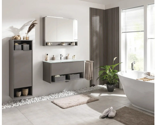 Salle de bains avec lavabo, armoire de toilette, armoire haute et baignoire pour une ambiance moderne
