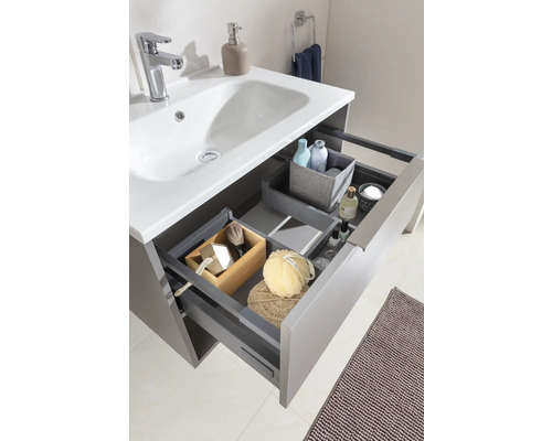 Badezimmer mit offenem Unterschrank mit Schubladen zur Aufbewahrung von Badutensilien