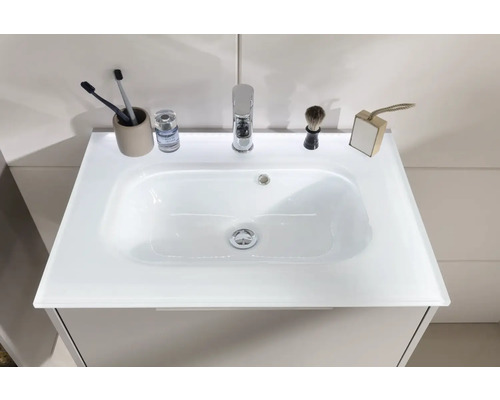 Waschtisch mit Armatur und Badezimmerutensilien