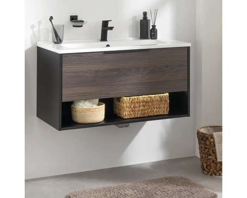 Salle de bains avec meuble sous-vasque, tiroir, compartiment de rangement et accessoires de salle de bains