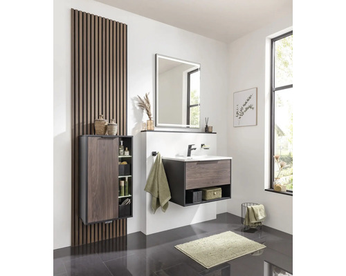 Salle de bain moderne avec meuble-lavabo, armoire de toilette, serviette et décoration