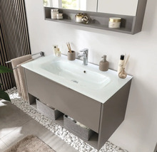 Salle de bains avec meuble sous-lavabo, lavabo, robinet, porte-serviettes et étagère