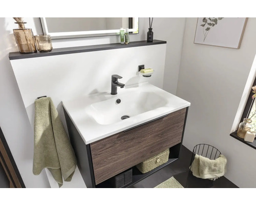 Modernes Badezimmer mit Waschtischunterschrank und eingelassenem Waschbecken.