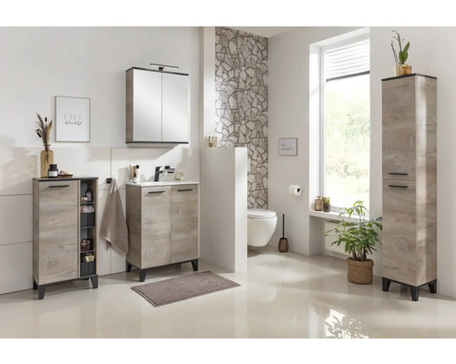 Badezimmer mit Waschtischunterschrank, Spiegelschrank und Hochschrank in Holzoptik