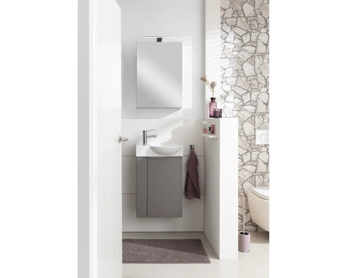 Salle de bain moderne avec lavabo, meuble sous-lavabo, armoire de toilette et WC