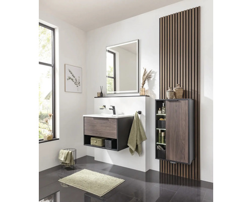 Salle de bain moderne avec meuble-lavabo, miroir, armoire haute et panneaux muraux