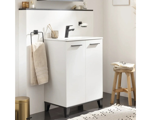 Badezimmer mit Waschbeckenunterschrank, Armatur, Handtuch und Dekoration