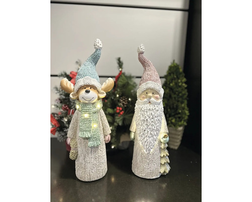 Zwei Weihnachtsfiguren, ein Rentier und ein Weihnachtsmann, mit LED-Lichtern