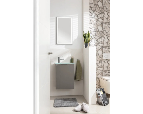 Salle de bains moderne avec meuble sous-lavabo, miroir et décoration