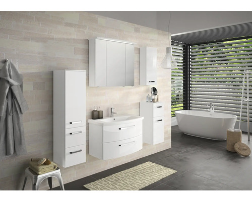 Salle de bains avec meuble-lavabo, armoire de toilette, armoire haute et baignoire