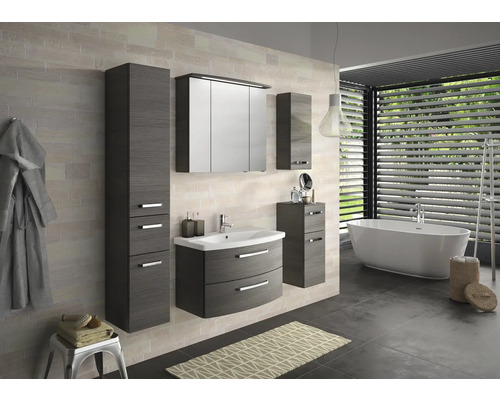 Salle de bains lumineuse avec lavabo, armoire de toilette et baignoire.