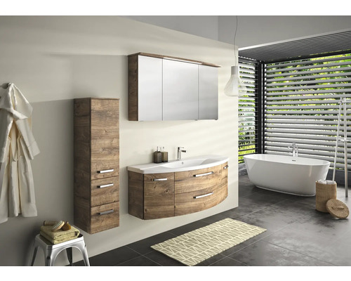 Salle de bains moderne avec meuble sous-lavabo, armoire de toilette et armoire haute aspect bois et baignoire