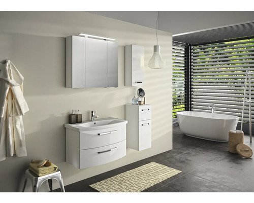 Salle de bains lumineuse avec meuble-lavabo, armoire de toilette à miroir et baignoire autoportante pour une ambiance moderne