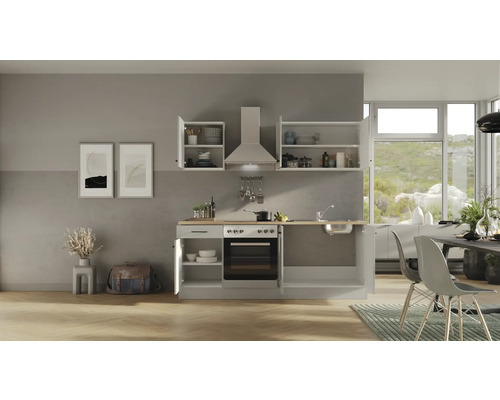 Küchenzeile mit Hängeschränken, Dunstabzugshaube, Herd und Spüle in einem hellen Raum