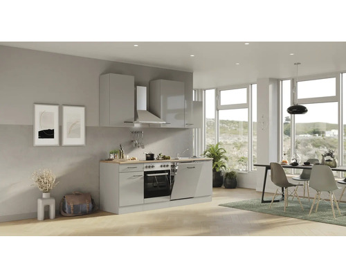 Cuisine claire avec appareils intégrés et coin repas près de grandes fenêtres