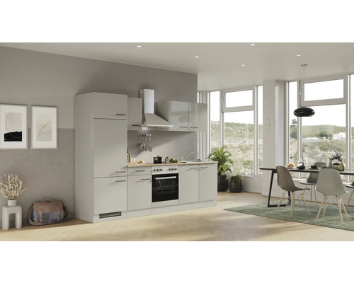 Helle Küche mit Einbauschränken, Dunstabzugshaube und Essbereich in einem hellen, modernen Raum.