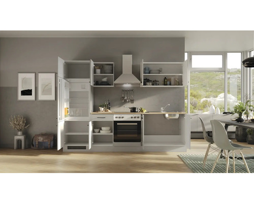 Helle Küche mit Einbaugeräten, Hängeschränken und Essbereich