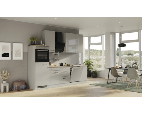 Cuisine claire avec appareils intégrés, évier et table à manger dans un style moderne