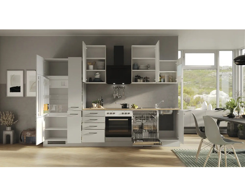 Cuisine moderne avec armoires blanches, évier, cuisinière, réfrigérateur et lave-vaisselle