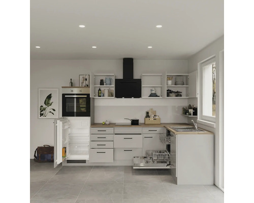 Cuisine claire avec réfrigérateur ouvert, lave-vaisselle, plaque de cuisson, hotte aspirante et armoires suspendues.
