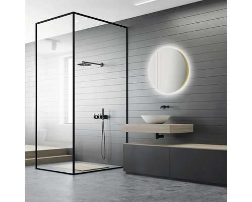 Salle de bains moderne avec douche à l''italienne, lavabo et miroir avec éclairage