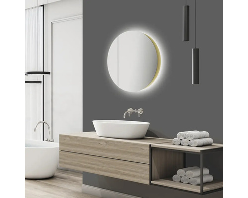 Salle de bains avec meuble-lavabo, miroir rond avec éclairage et serviettes