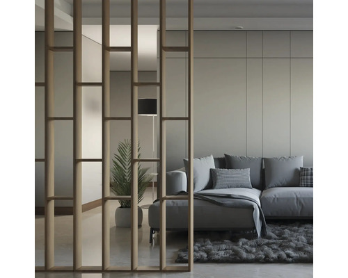 Wohnzimmer mit Raumteiler aus Holz, Sofa und Teppich