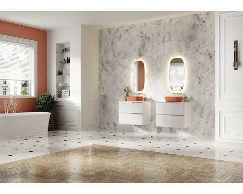 Helles Badezimmer mit Badewanne, Waschbeckenunterschränken und beleuchteten Spiegeln