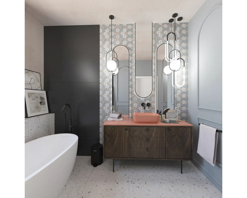 Badezimmer mit Badewanne, Waschtisch, Spiegel und Beleuchtung für ein modernes Ambiente