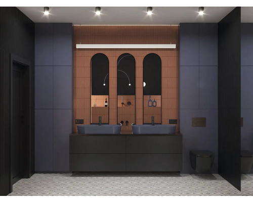 Badezimmer mit Doppelwaschtisch, drei Spiegeln, Toilette und Fliesenboden