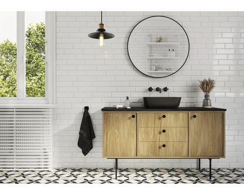 Modernes Badezimmer mit Waschtisch, Spiegel und Beleuchtung