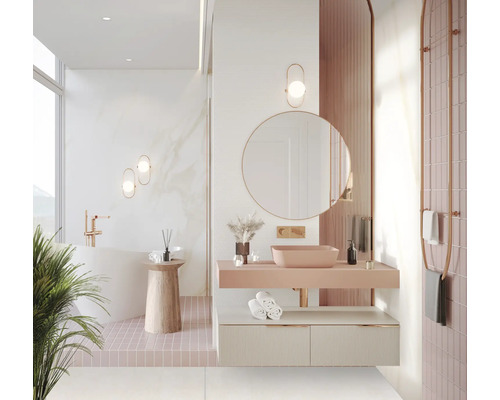 Badezimmer mit Waschtisch, Spiegel, Badewanne und Handtuchhalter