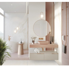 Salle de bains lumineuse avec baignoire, lavabo, miroir et porte-serviettes