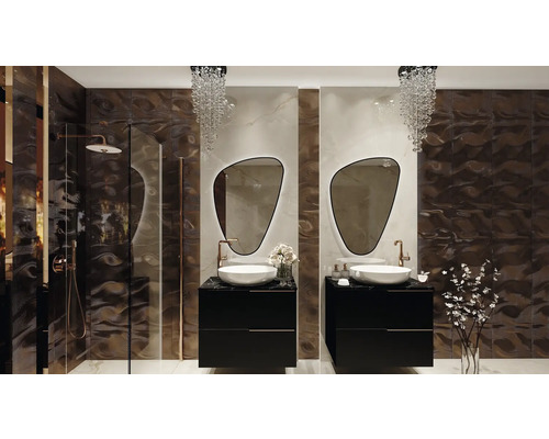 Helles Badezimmer mit Dusche, Waschbeckenunterschränken, ungewöhnlich geformten Spiegeln und glitzernden Kronleuchtern