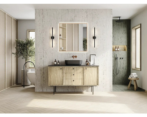 Badezimmer mit Waschtisch, Spiegel, Dusche und Badewanne in hellem Design