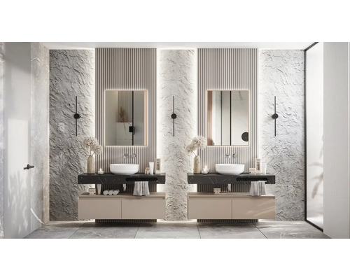 Badezimmer mit zwei Waschtischen, Spiegeln und Wandleuchten.