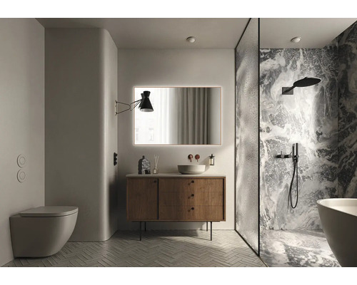 Helles Badezimmer mit Toilette, Waschtisch mit Spiegel, Lampe und Dusche