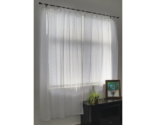 Fenster mit Gardinen und Vorhangschiene