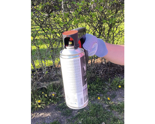 Aérosol avec pistolet de pulvérisation dans la main