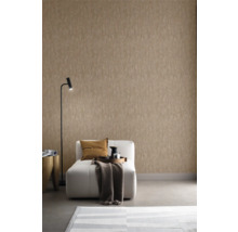 Wohnraum mit gemusterter Tapete, Sessel und Stehlampe