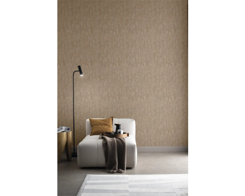 Wohnraum mit gemusterter Tapete, Sessel und Stehlampe