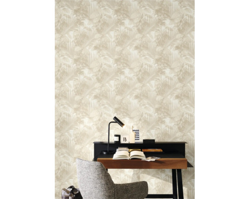 Helles Zimmer mit gemusterter Tapete, Schreibtisch und Stuhl