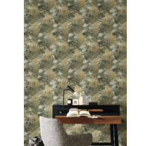 Ein Arbeitszimmer mit einer gemusterten Tapete mit Blättern.