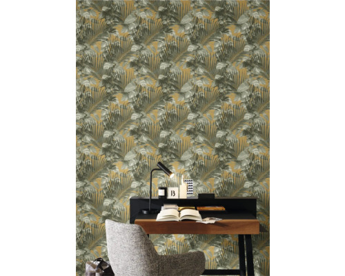 Ein Arbeitszimmer mit einer gemusterten Tapete mit Blättern.