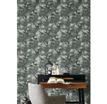 Raumgestaltung mit Vliestapete mit Pflanzenmotiv hinter einem Schreibtisch